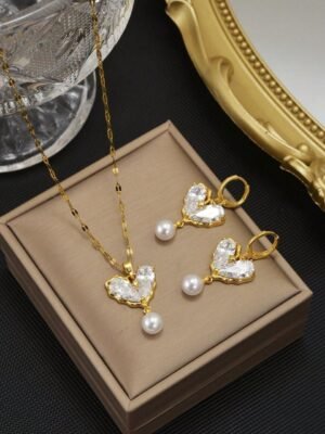 boucles d'oreille et chaîne