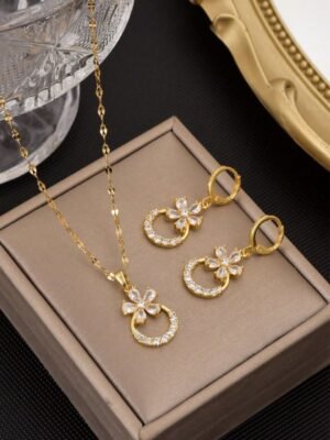 boucle d'oreille et chaîne