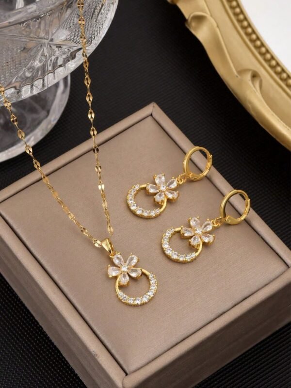 boucle d'oreille et chaîne